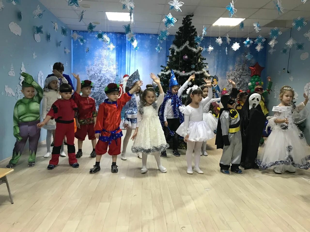 Праздник новый год в садике. Сценарий утренника на новый год 2024. Новогодний утренник в дет саду 3 4 года. Старшая группа детского сада новый год. Сценарий утренника на новый год 2024.