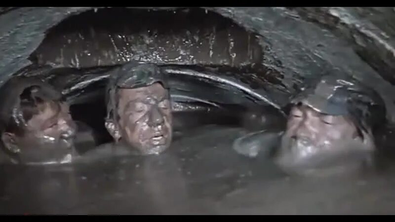 Кадры из джентльмены удачи цемент. Кадры из джентльмены удачи цемент. Джентльмены удачи сцена в цистерне. Джентльмены удачи побег. Джентльмены удачи бетономешалка.