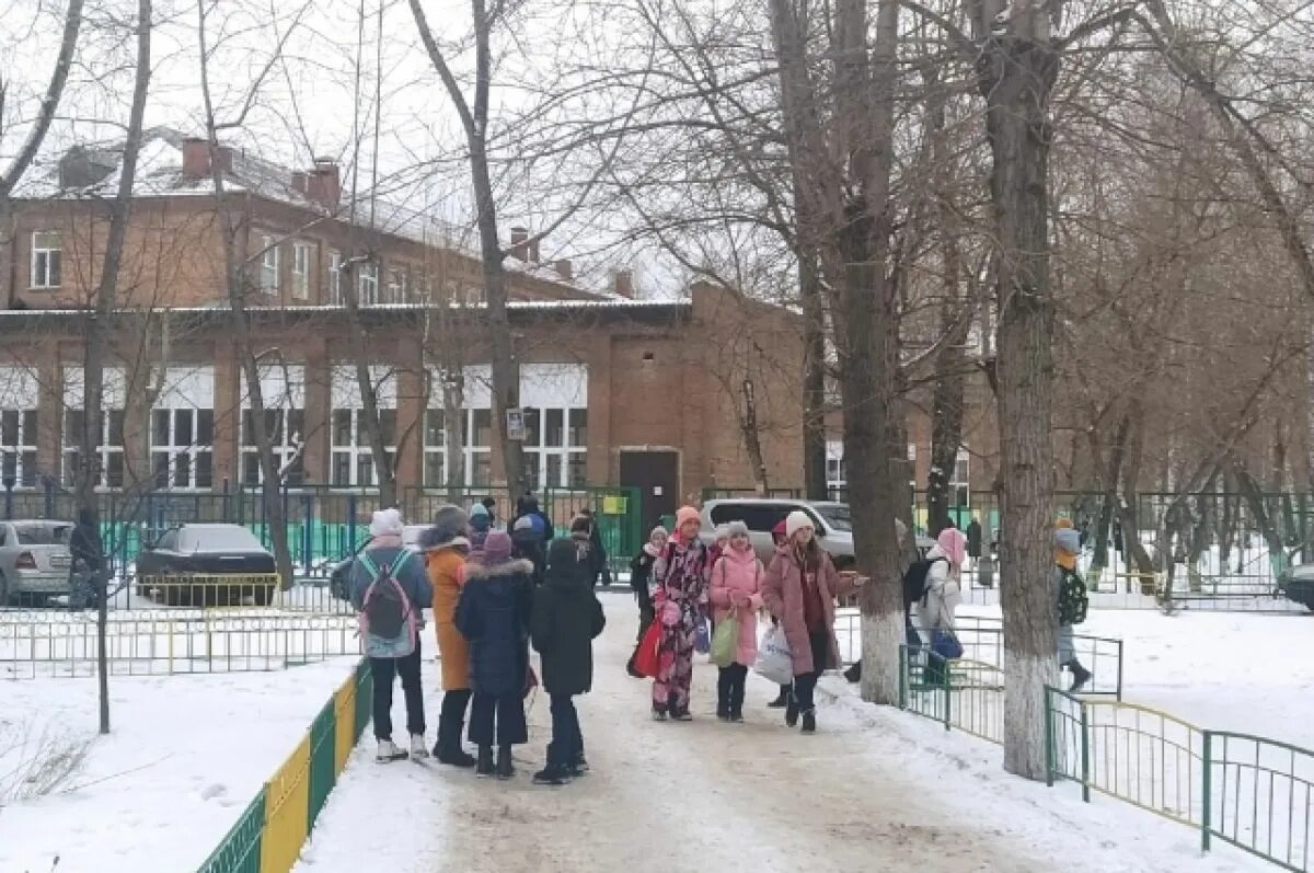 Минирование школ сегодня. 'Dfrefwbz d IRJK. Эвакуация в школе. Красноярск школы заминированы. В Новосибирске заминировали школы.