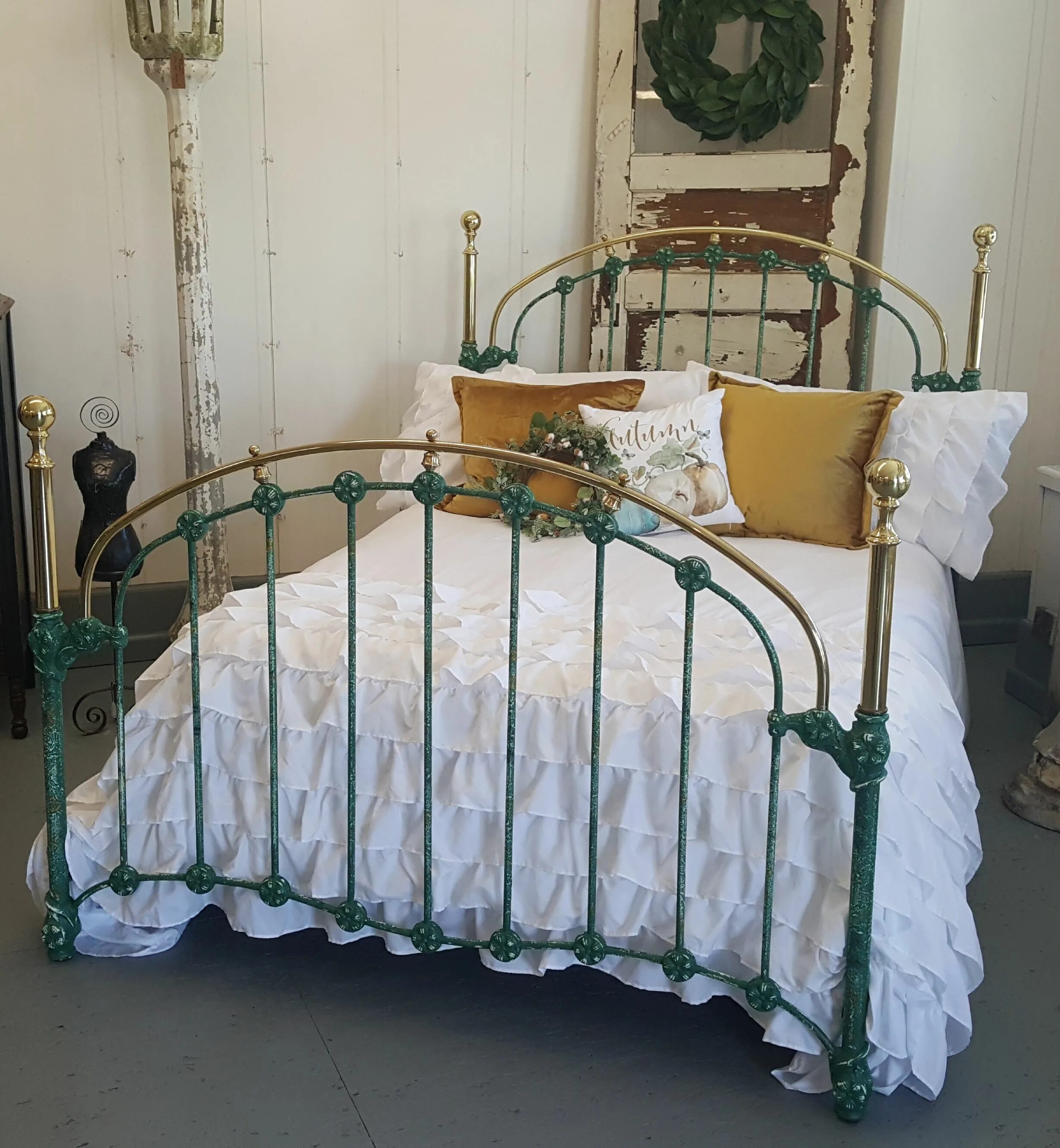 Куплю старые кровати. Старая металлическая кровать. Старинная железная кровать. Антикварная металлическая кровать. Статаря железная кровать.