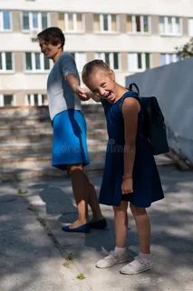 Мальчики тянут девочек