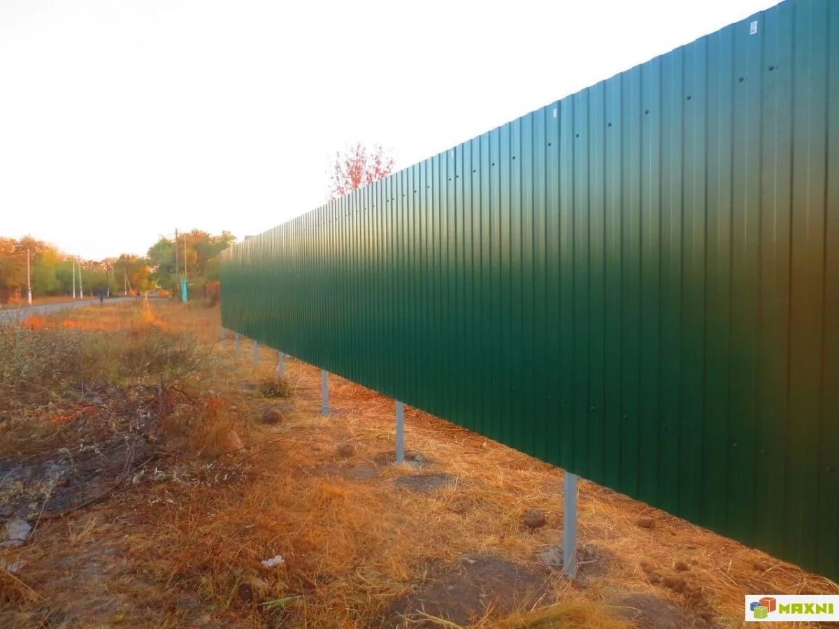 Забор с просечкой снизу. Забор с профнастила снизу сетка. Забор из профнастила снизу сетка. Модульный забор гранд лайн. Модульные ограждения эстет плюс grand line.