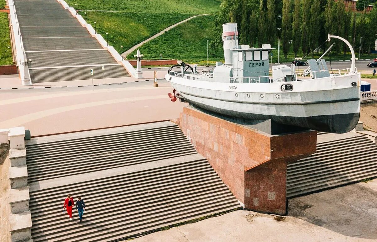 Набережная чкаловской лестницы. Катер герой в нижнем новгороде. нижневолжская набережная нижний новгород катер герой. нижневолжская набережная катер герой. чкаловская лестница катер герой.