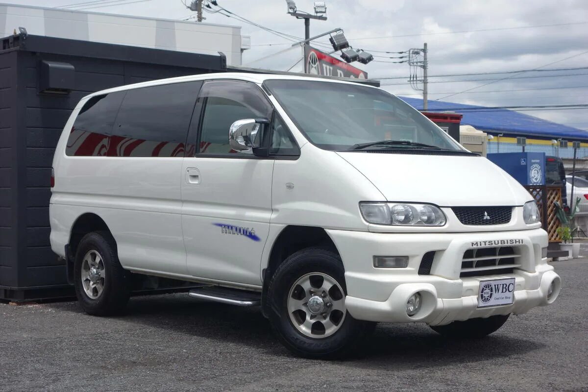 Delica владивосток. Митсубиси Делика 2006. 2006 Mitsubishi Space Gear Delica Tuning. Делика Спейс Гир. Mitsubishi l400 4wd big.