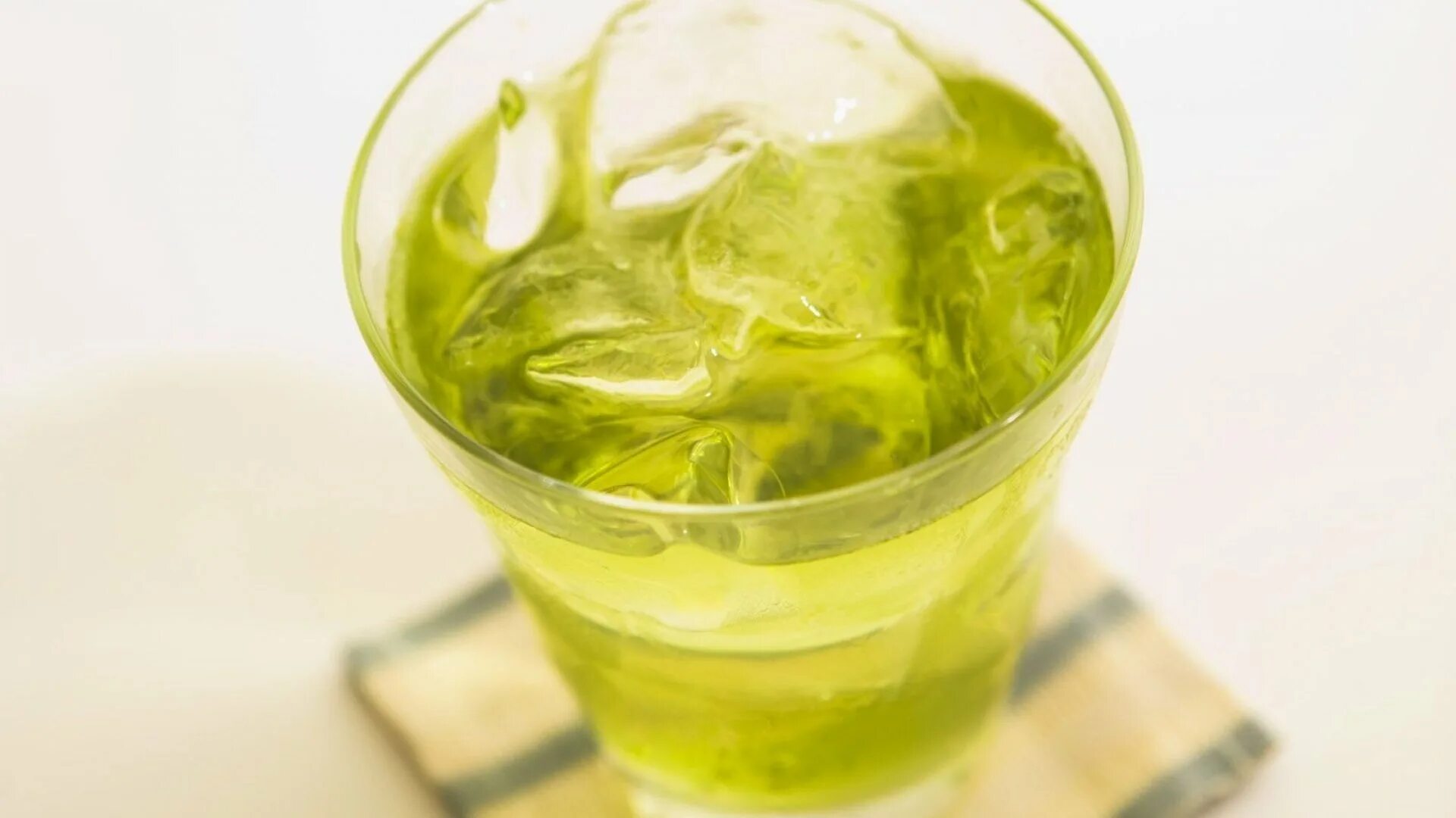 Зеленые холодной водой. Зеленый чай. Холодный чай. Зеленый чай со льдом. Зеленый чай в стакане.