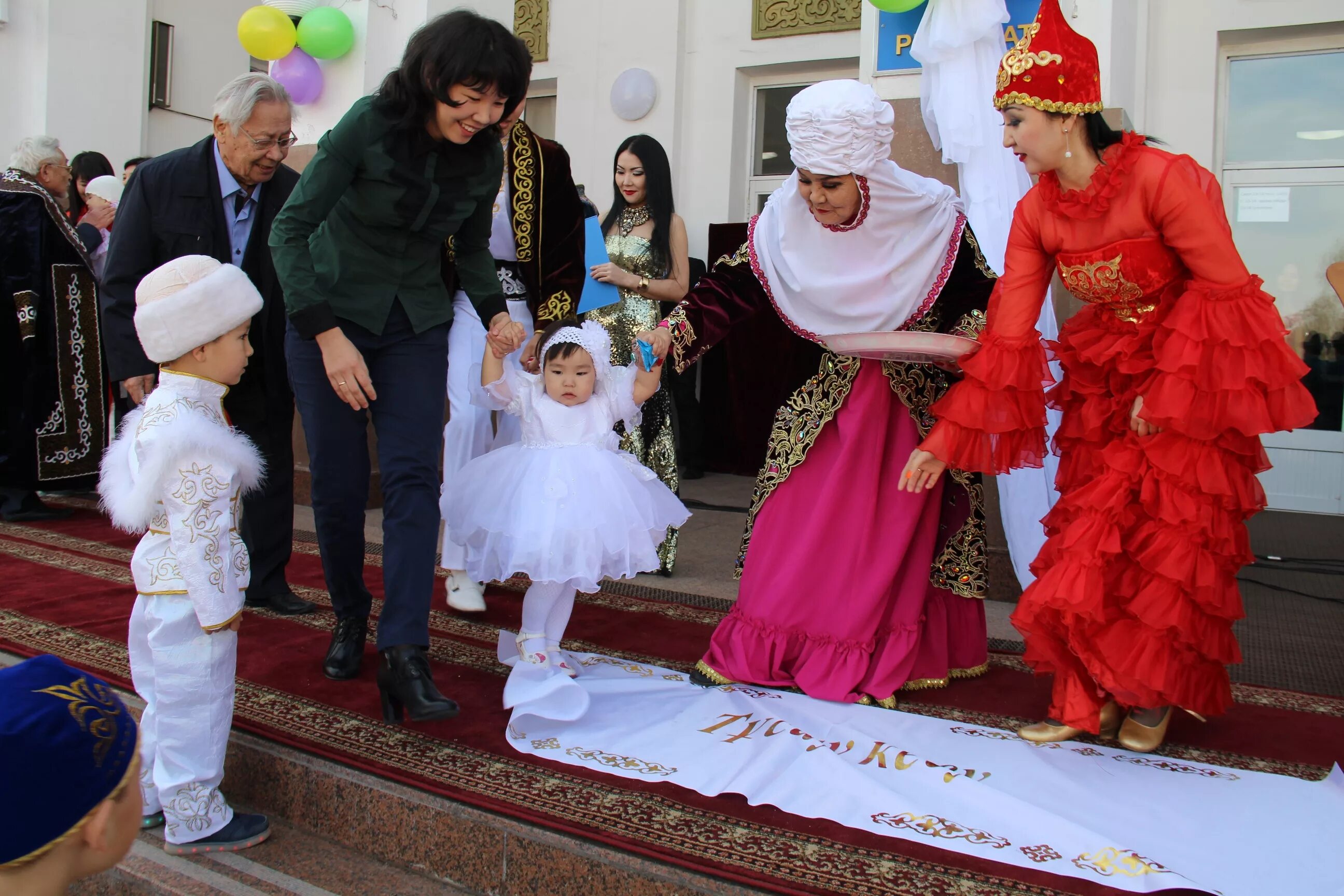 Традиция тусау кесер. Обычаи тусау кесер казахские. Праздник Наурыз в Казахстане. Тусау кесу обычай казахского народа.