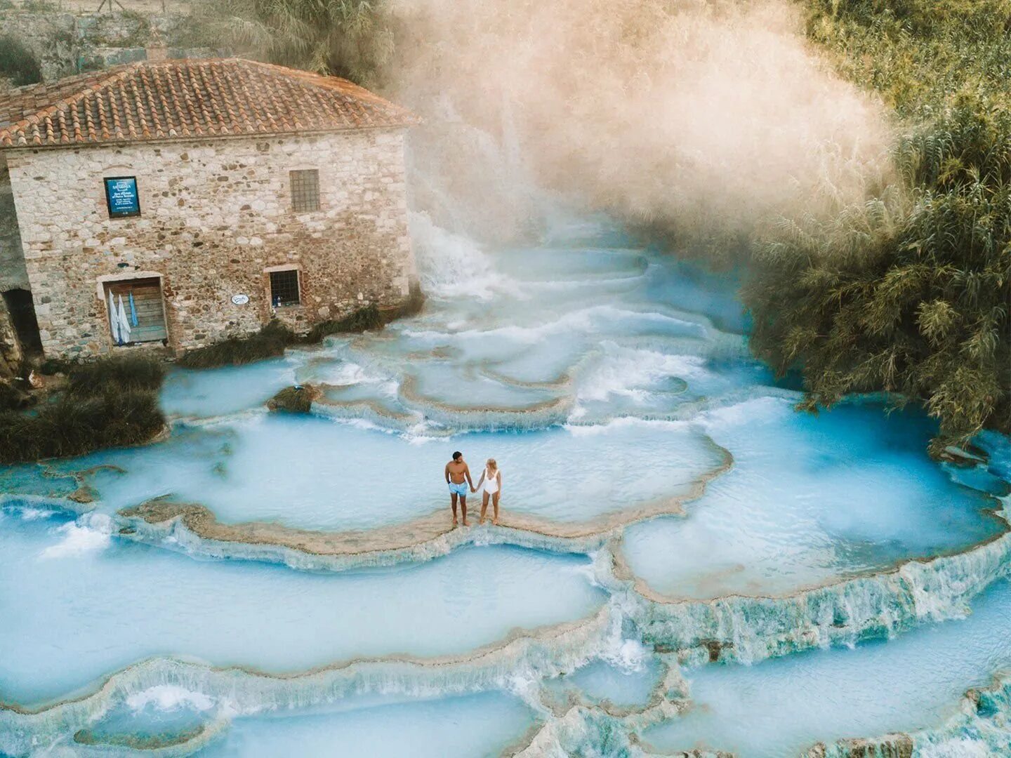 Старая мельница термальные. Terme di Saturnia Италия. Terme di Saturnia Тоскана. Термальные источники Сатурнии в Италии. Водопад Мулино, термы Сатурнии, Тоскана, Италия.