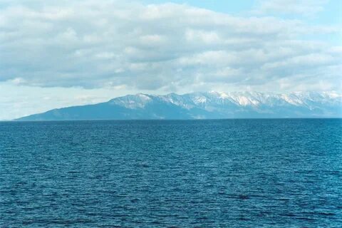 Поверхность озера байкал