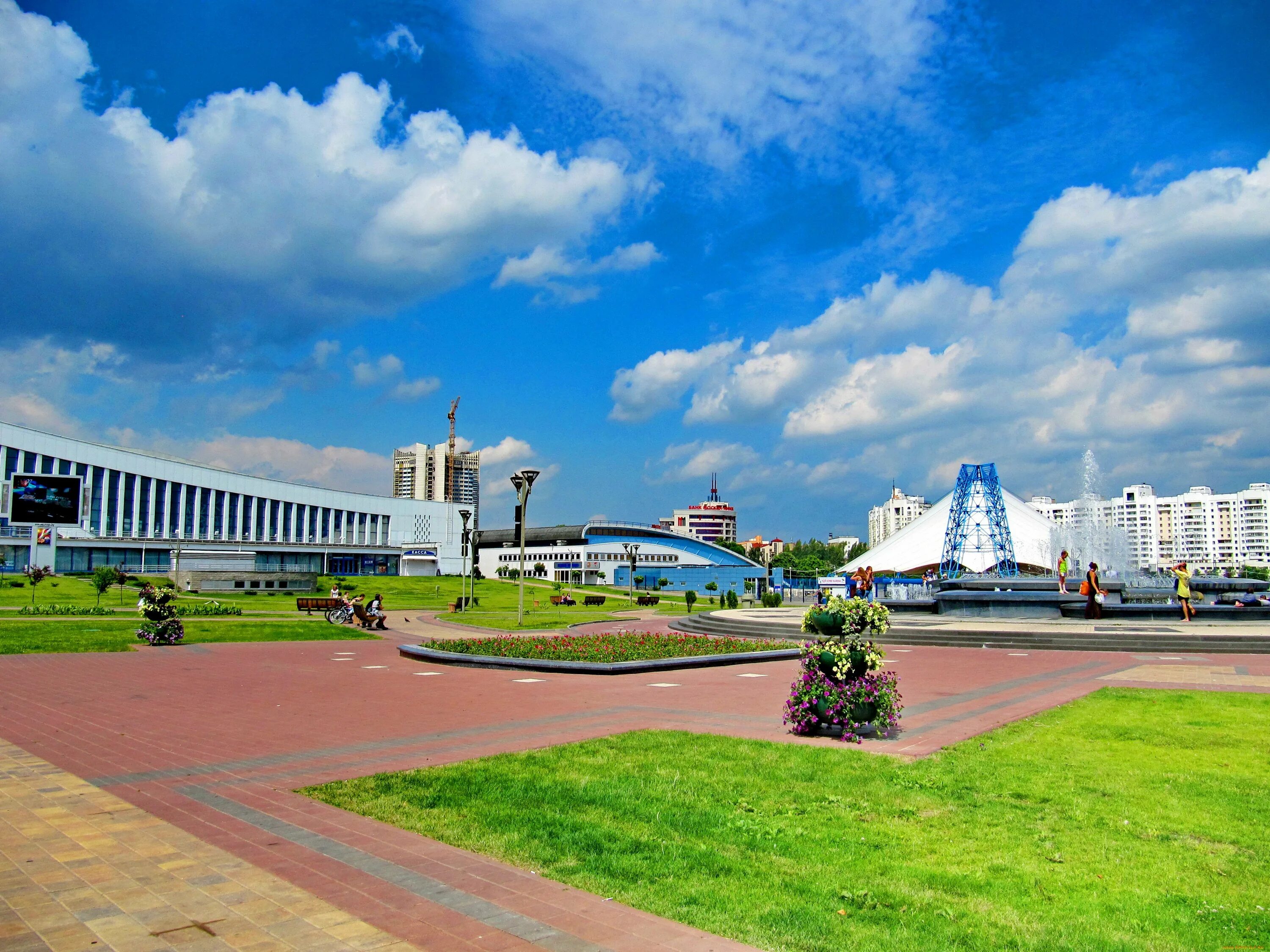 Столица страны беларусь. Беларусь город Минск. Минск площадь независимости фонтан. Минск столица Белоруссии. Минск город в Белоруссии достопримечательности.