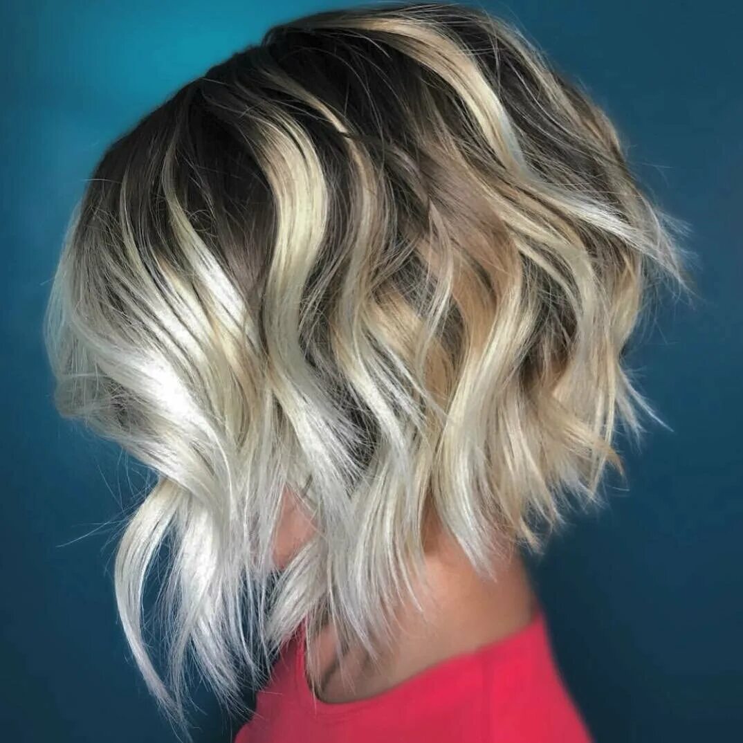 стрижка с затемнённые корнями. омбре на короткую стрижку. светлые концы на коротких волосах. стрижка каре лонг боб блондинка. темные корни светлые концы на короткие волосы.