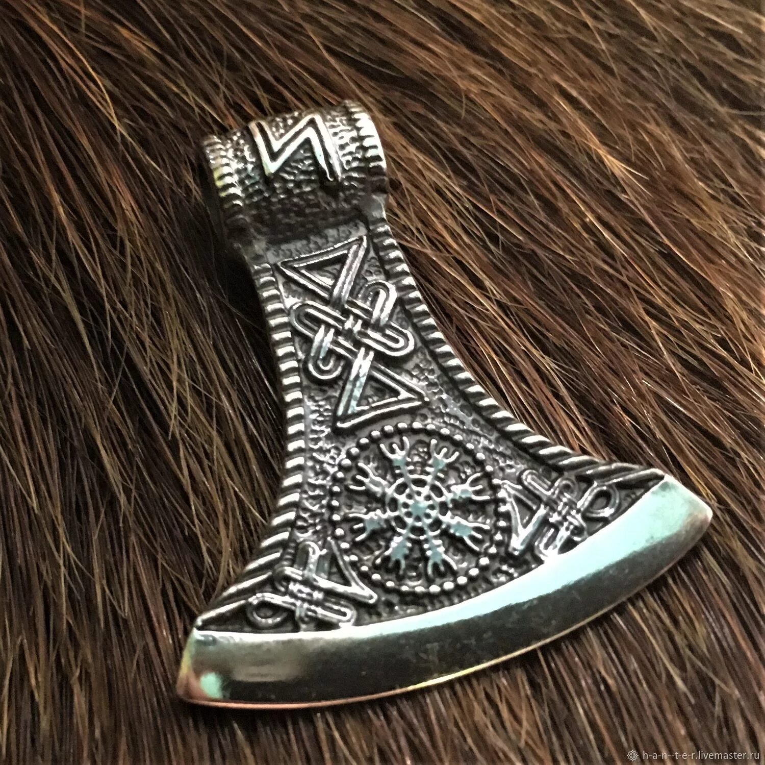 Секира перуна топор. Славянский амулет топор перуна. Секира значение. Славянский оберёг секира перуна. Талисман секира перуна.