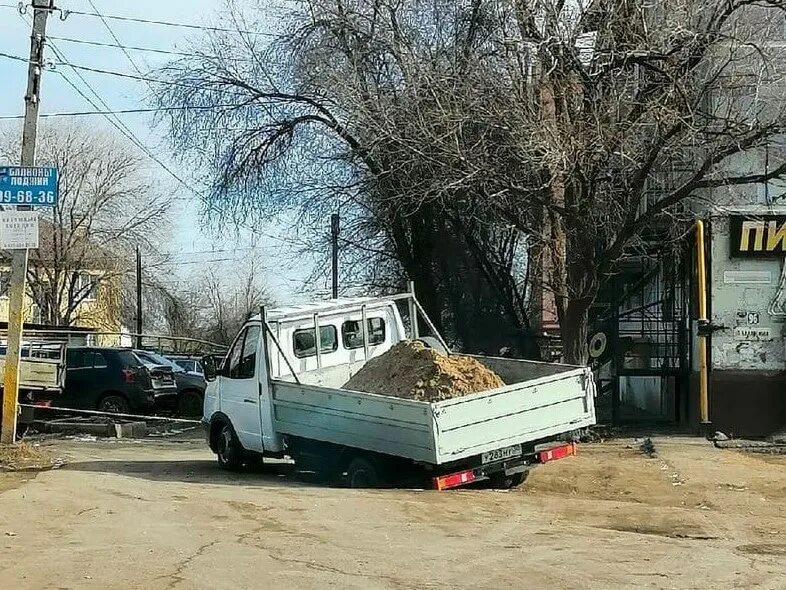 Машина провалилась под асфальт астрахань. Песков провалился. Холуй камаз провалился на мосту. Ишимбай провалился асфальт. Асфальт елец.