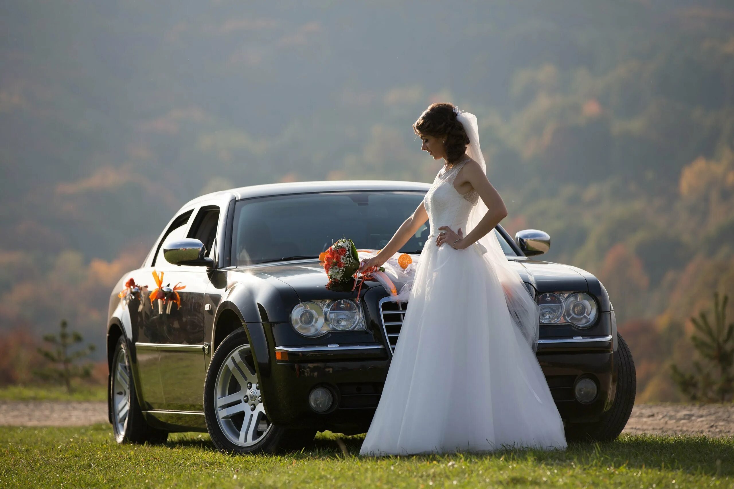 Машина будет свадьба. Крайслер 300с на свадьбу. Свадебная машина. Невеста в машине. Свадебный автомобиль невесты.