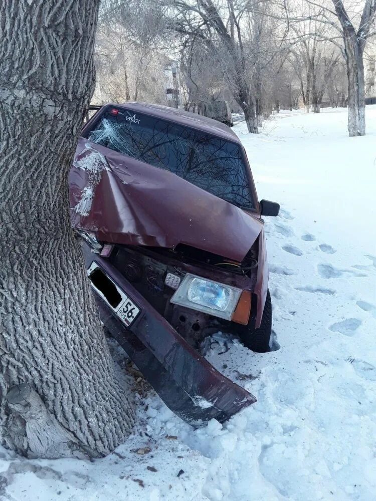 Машина врезалась в дерево. Иномарка врезалась в дерево. Орск ру новости происшествия авария орск