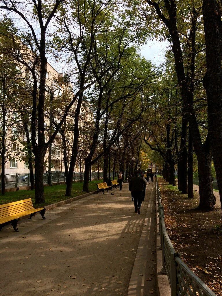Патриаршие пруды пруды москвы. Патриаршие пруды москва фото. Закат весной на патриарших. Патриаршие пруды парк. Патриаршие пруды москва ночью.