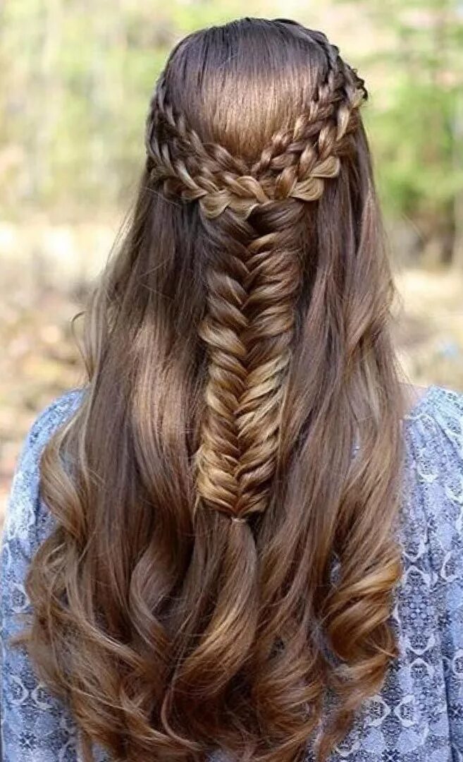 Девочка косы распустила. Девочка косы распустила. Прически с косами на распущенные волосы. Косички с распущенным волосом. Колосок прическа.