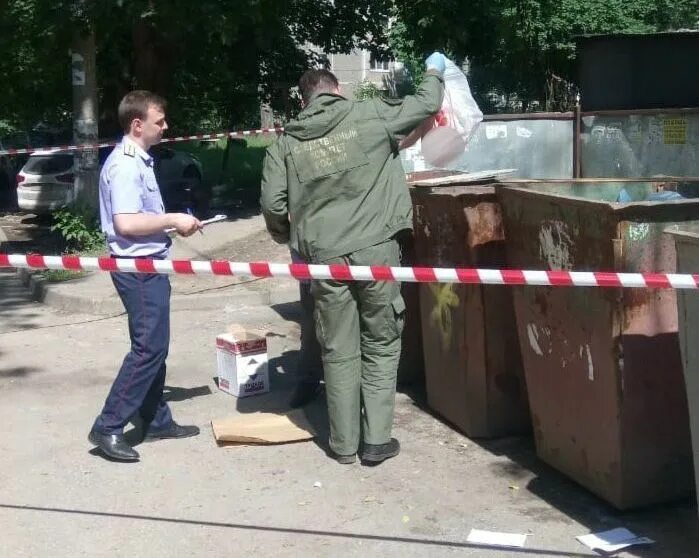 В мусорном баке нашли ребенка. Младенца нашли в мусорке. Новорожденный в мусорке