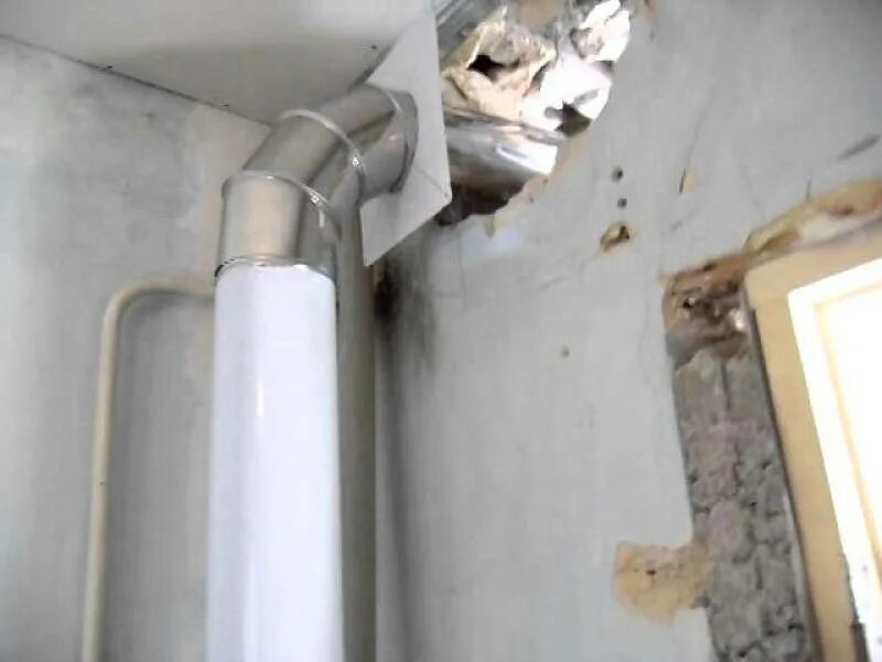 Дымоход газовой колонки в стену. Вытяжная труба на колонку. Дымоход для газовой колонки 110 мм монтаж. Дымоход газовой колонки в стену. Дымоход газовой колонки в стену.