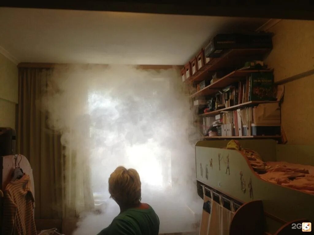 Пошло по комнате дымок. Комната в дыму. Задымление в комнате. Дым от пожара в квартире. Дым в квартире.
