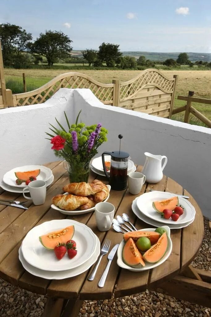 Breakfast around the world. Завтрак в коттедже. Утро в коттедже завтрак. Завтрак коттедж кор.