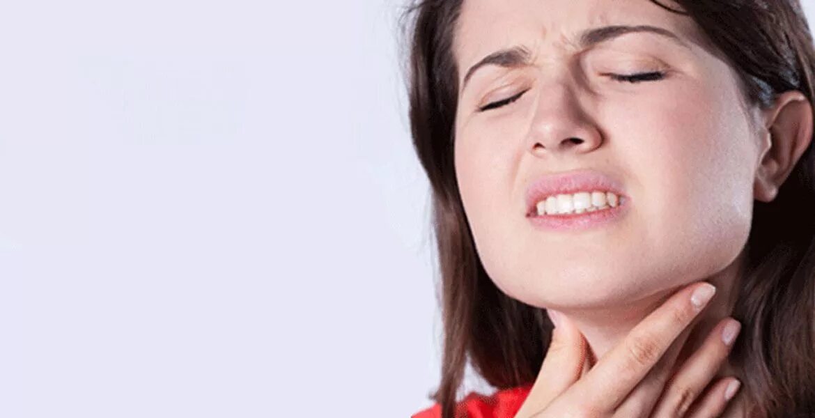 Заложенность носа и першение в горле. Першит горло от стресса. Горло сильнее разболелось.