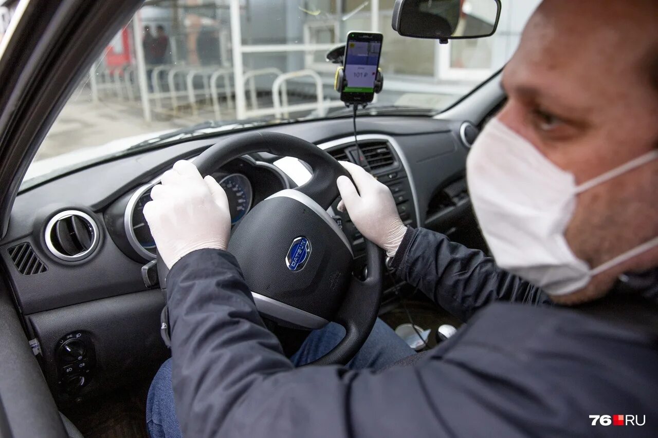 During driving. Фото водителей в пандемию. Водитель был в маске. Для тех кто водит машину в маске. Фото русской ДПС грузовика который водит машину.