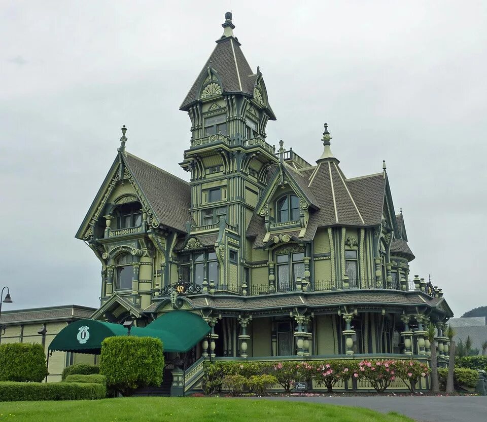 Особняк Карсона (Carson Mansion). Викторианская Готика особняки Англия. Архитектура викторианской эпохи в Англии. Готика-Викторианский стиль архитектуры. Здания любого стиля