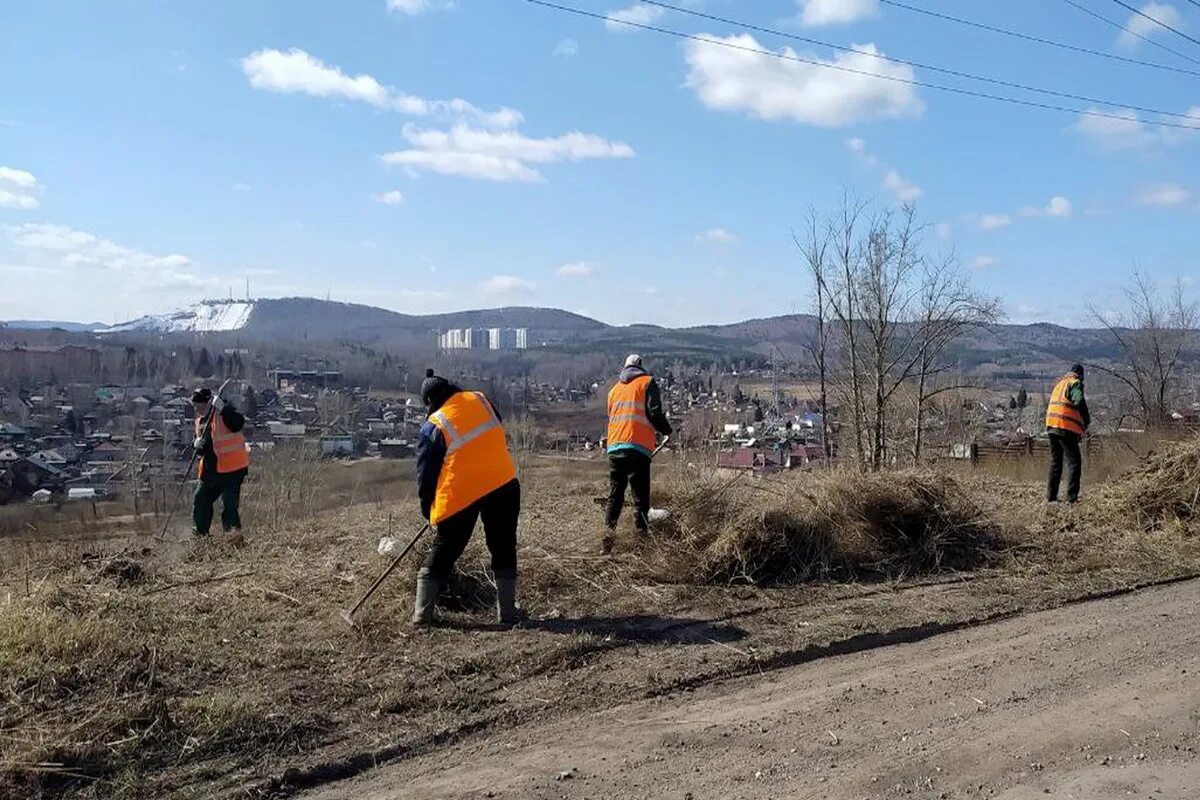 Событие в красноярском крае. Особый противопожарный режим апрель. Фото рабочих на участке. Экотропа Караульная Красноярск. В Свердловском районе зона на горе.