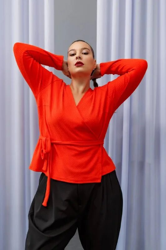 Вискозный трикотаж горчичный. Ушить трикотажную горловину. Вытянулась кофта от плечиков. Трикотаж растягивается. Вискозный трикотаж горчичный цвет.