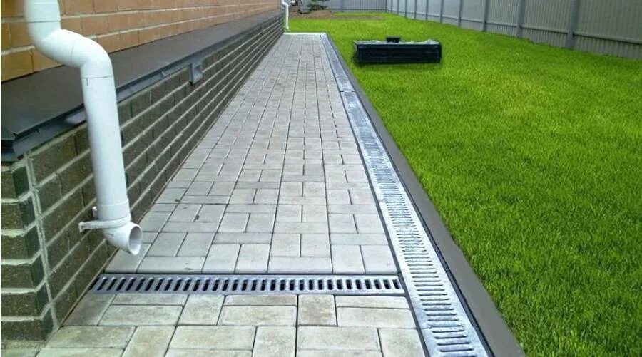 Дренажная система водоотвода водоотведение. Дренажная система отвода воды. Система отведения дождевой воды. Грязеприемник ливневой канализации. Ливневка система водоотведения.