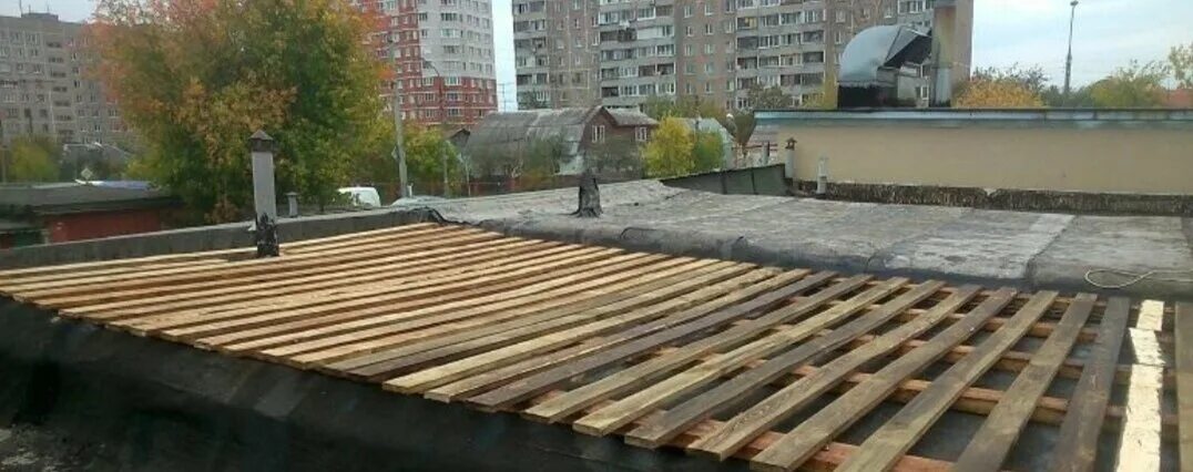 обрешётка под профнастил на крышу гаража. обрешётка под металлопрофиль на навес. крыша гаража обрешетка. кровельное перекрытие. обрешетка кровли гаража.