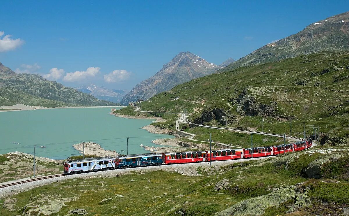 Железная дорога Горнерграт в Швейцарии. Поезд Италия Швейцария Bernina Express. Поезд Тирано Швейцария. Бернинская железная дорога.