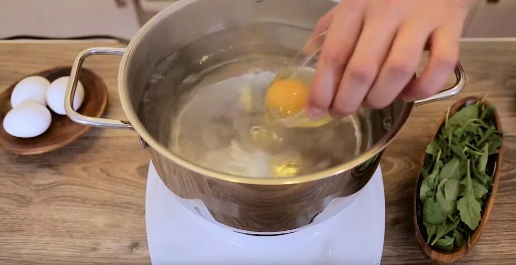 Яйцо пашот в кастрюле. Яйца в кипящей воде. Яйцо пашот воронка. Яйца сваренные без скорлупы в кастрюле. Как приготовить яйца без скорлупы