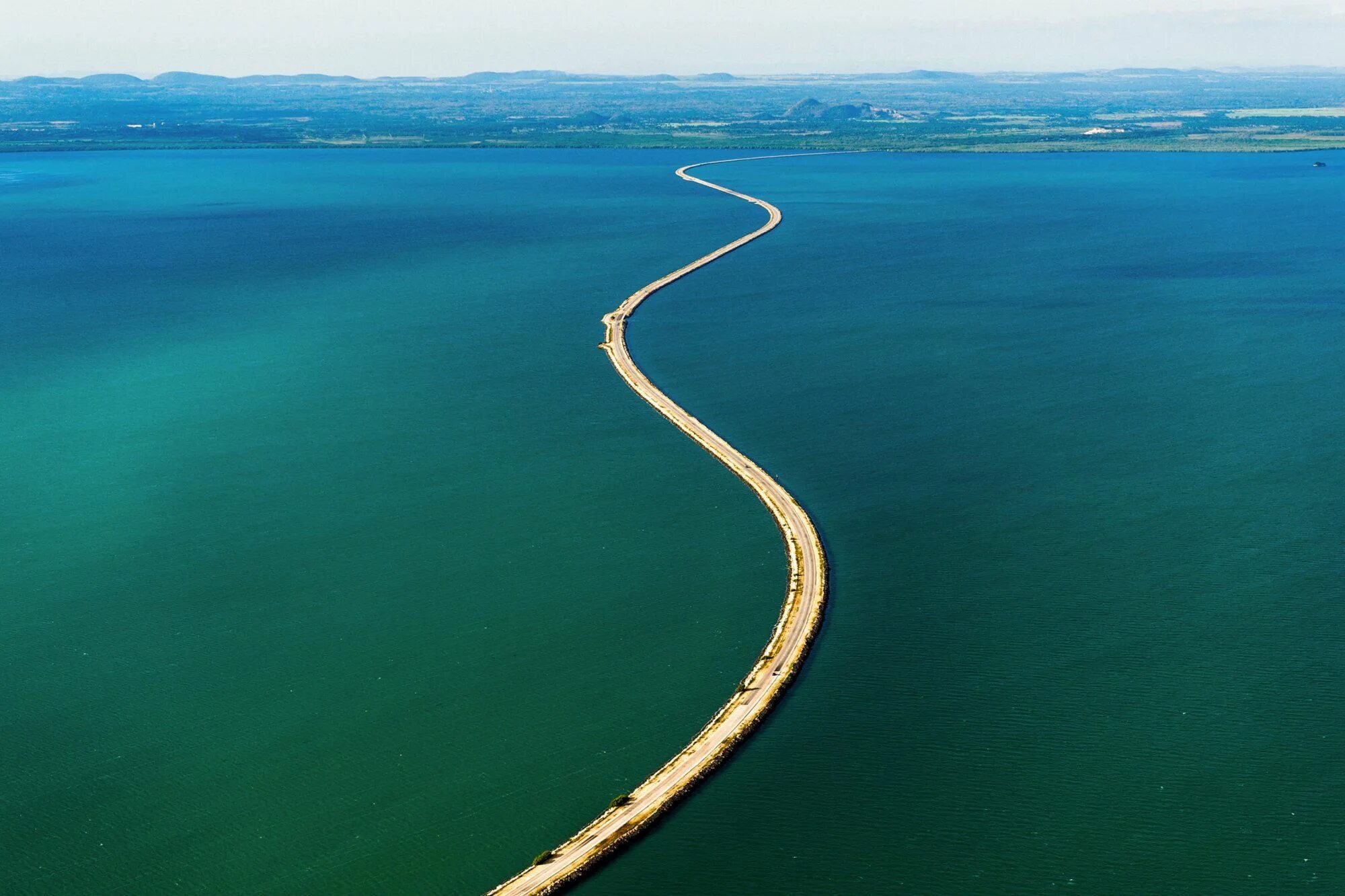 Мост седанка де фриз во владивостоке. Дорога через море. Атлантическая дорога в норвегии фото. Красивые дороги. Низководный мост владивосток де фриз.
