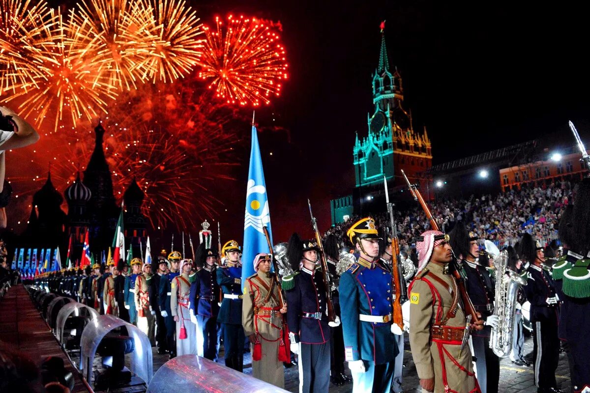 Что будет 23 февраля в москве. Спасская башня Кремля салют. Праздничный парад Победы. Празднование дня Победы на красной площади. Парад салют.