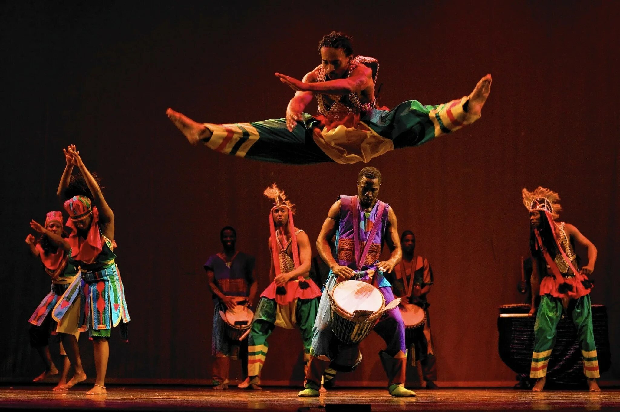 Dance university. Африканские танцы на сцене. Театр танца. Чикаго танец. Африканские танцы картинки.