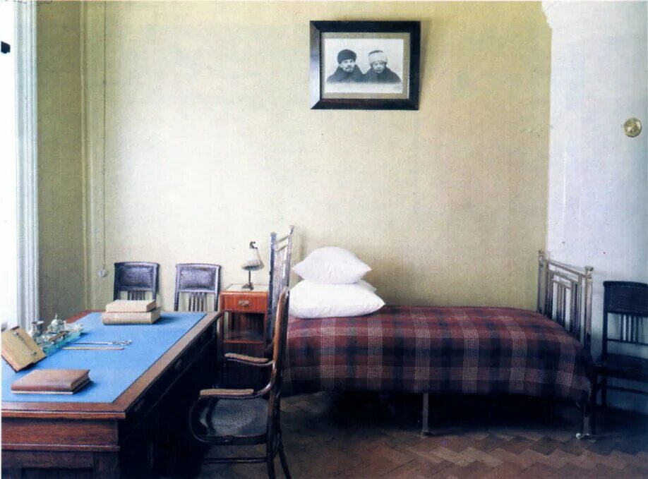 Северный флигель горки ленинские спальня крупской. И. Музей квартира ленина в кремле. Комната ленина. Усадьба ленинские горки комната ленина.