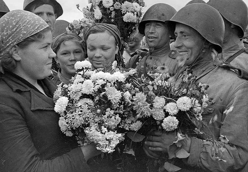 После войны домой. Встреча солдата. Встреча солдата с войны. Победа встреча с войны. Встреча победителей с войны.