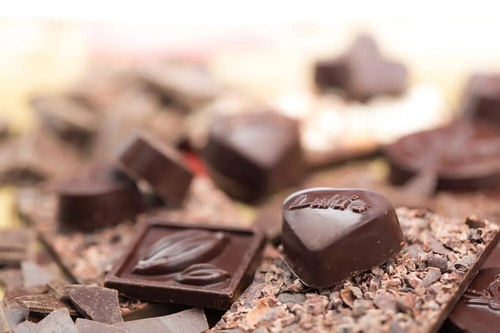 Шоколад добро. Шоколадная любовь. Шоколад lave. Картинка добрый шоколадный день.
