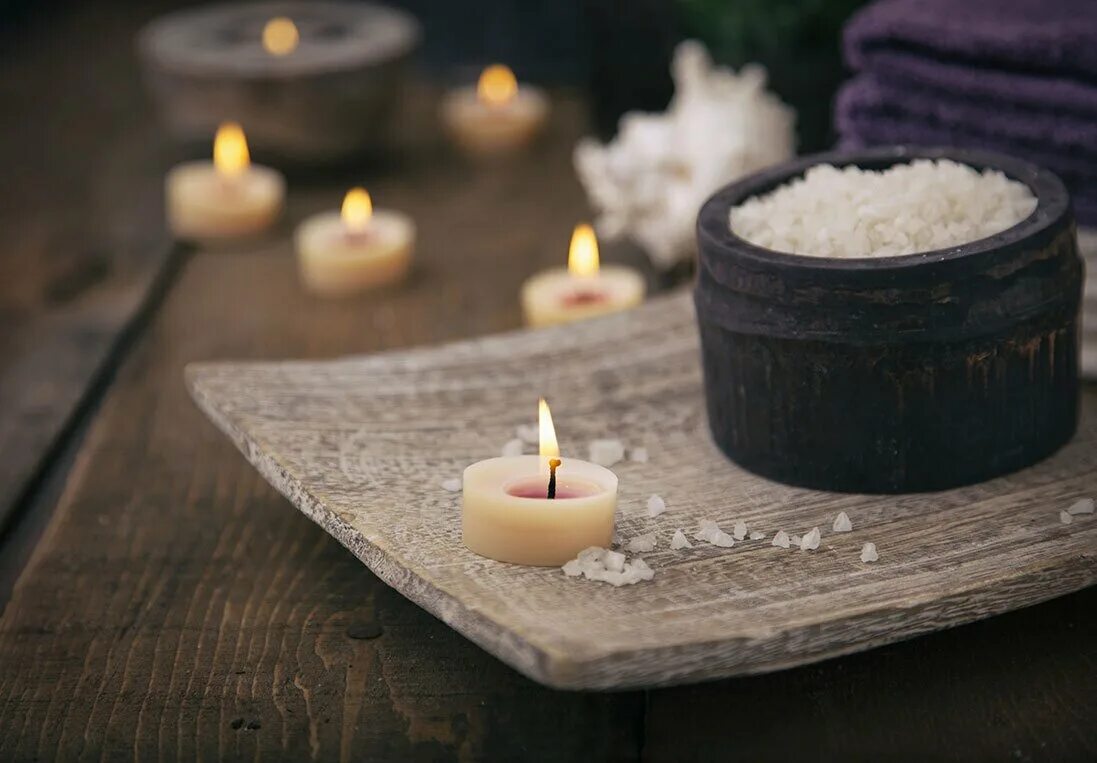 очищение солью. свечка и соль. магическая соль и свечка. свечка и соль. спа соль.