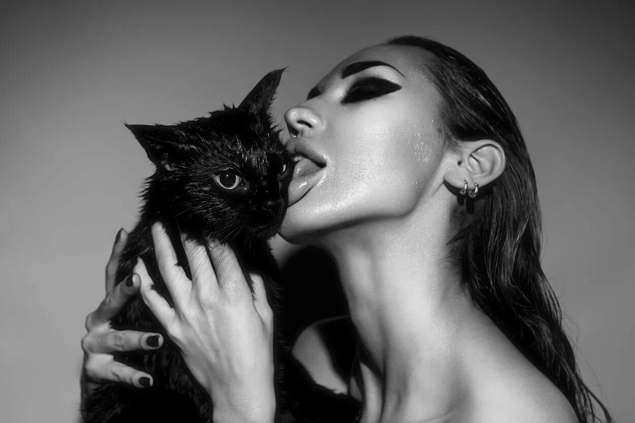 Девушка кошка. Женщина с кошкой. Красивая девушка с кошкой. Девушка с черным котом. Лесбиянка кошечка