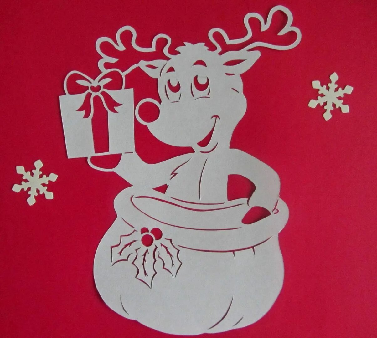 вырезные украшения на окна. трафареты для вырезания на окна. вытынанки новогодние шары. вытынанки новогодние. фареты на окна новогодние.