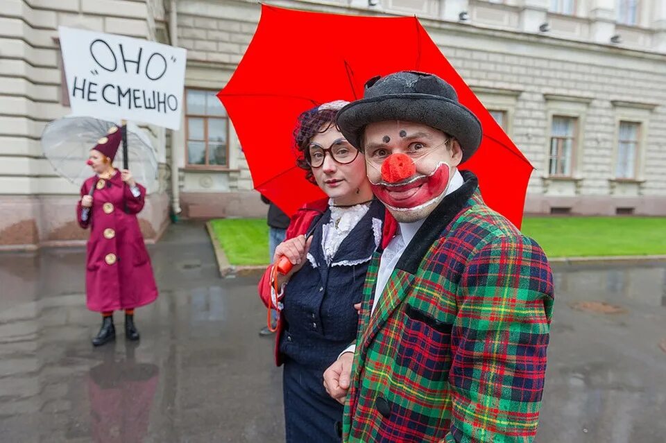 Клоуны спб. Шествие клоунов спб. Клоун в обществе. Клоуны спб. Клоуны парад санкт петербург.