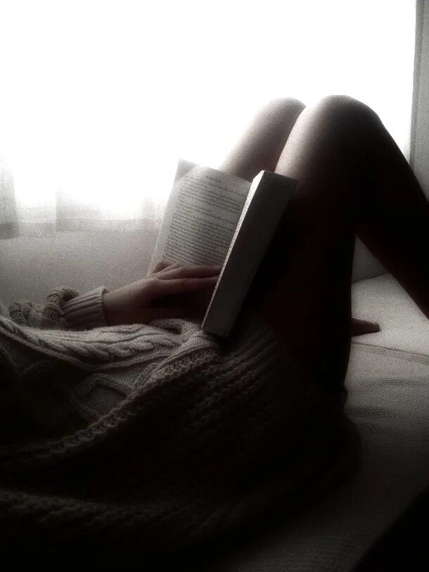 Читать книгу девушка без. Девушка с книгой без лица. девушка с книжкой без лица. девушка с книжкой сидит. девушка сидит с книгой.