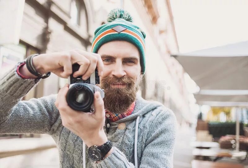 хипстер слушать. хипстер тату студия сухой лог. хипстер слушать. хипстер слушать. мужчина с фотоаппаратом.