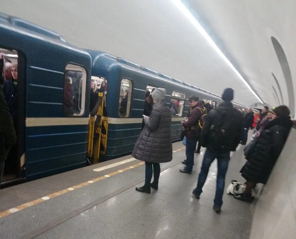 В метро петербурга сегодня. Поезда метро спб синяя ветка. поезда на синей ветке. поезда на синей ветке метро спб. метро на синей ветке.