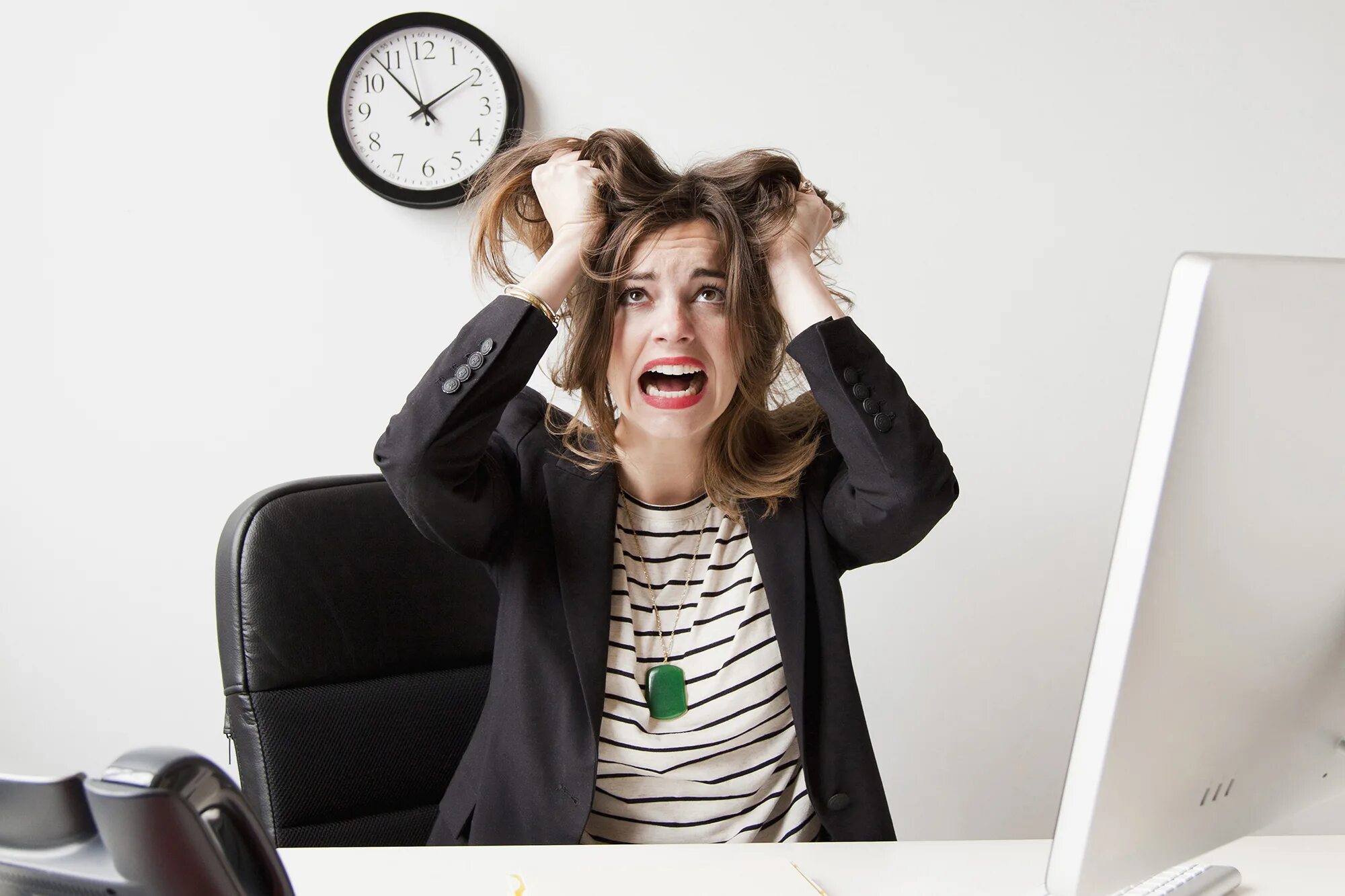 Can be stressful. Девушка в стрессе. Человек в стрессе. Эмоциональные перегрузки. Стресс и стрессовые ситуации.