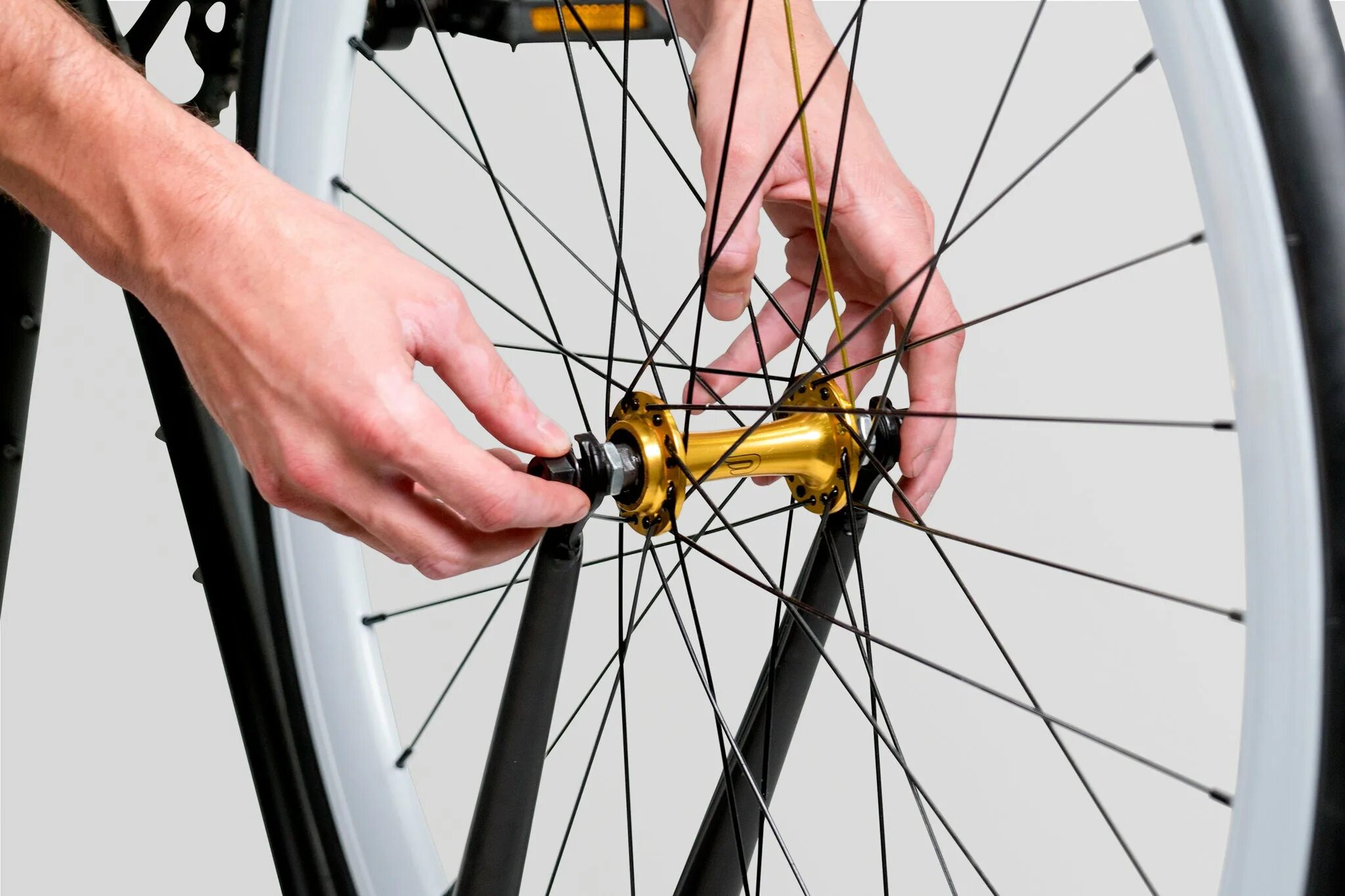 Закрепить переднее колесо на велосипеде. Переднее колесо велосипеда. Крепление колеса велосипеда. Крепление переднего колеса велосипеда. Крепление велосипедного колеса.