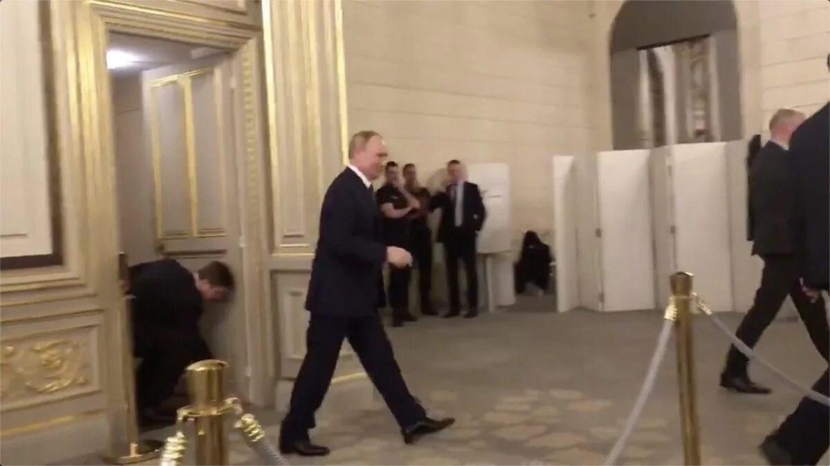 зеленский пресс. путин в елисейском дворце. кортеж зеленского попал в дтп в киеве. зеленский наркоман. валиахметов рим пресс конференция.