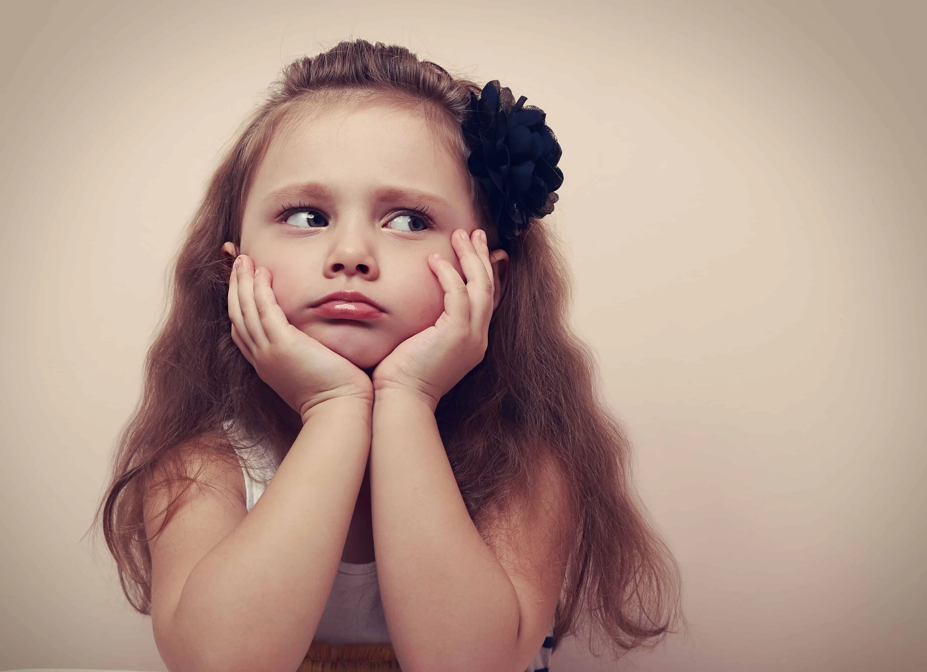 Губы детские надутые. Обиженный ребенок. Ребенок с надутыми губами. Девочка надула губы обиделась. Эрика вирзум.